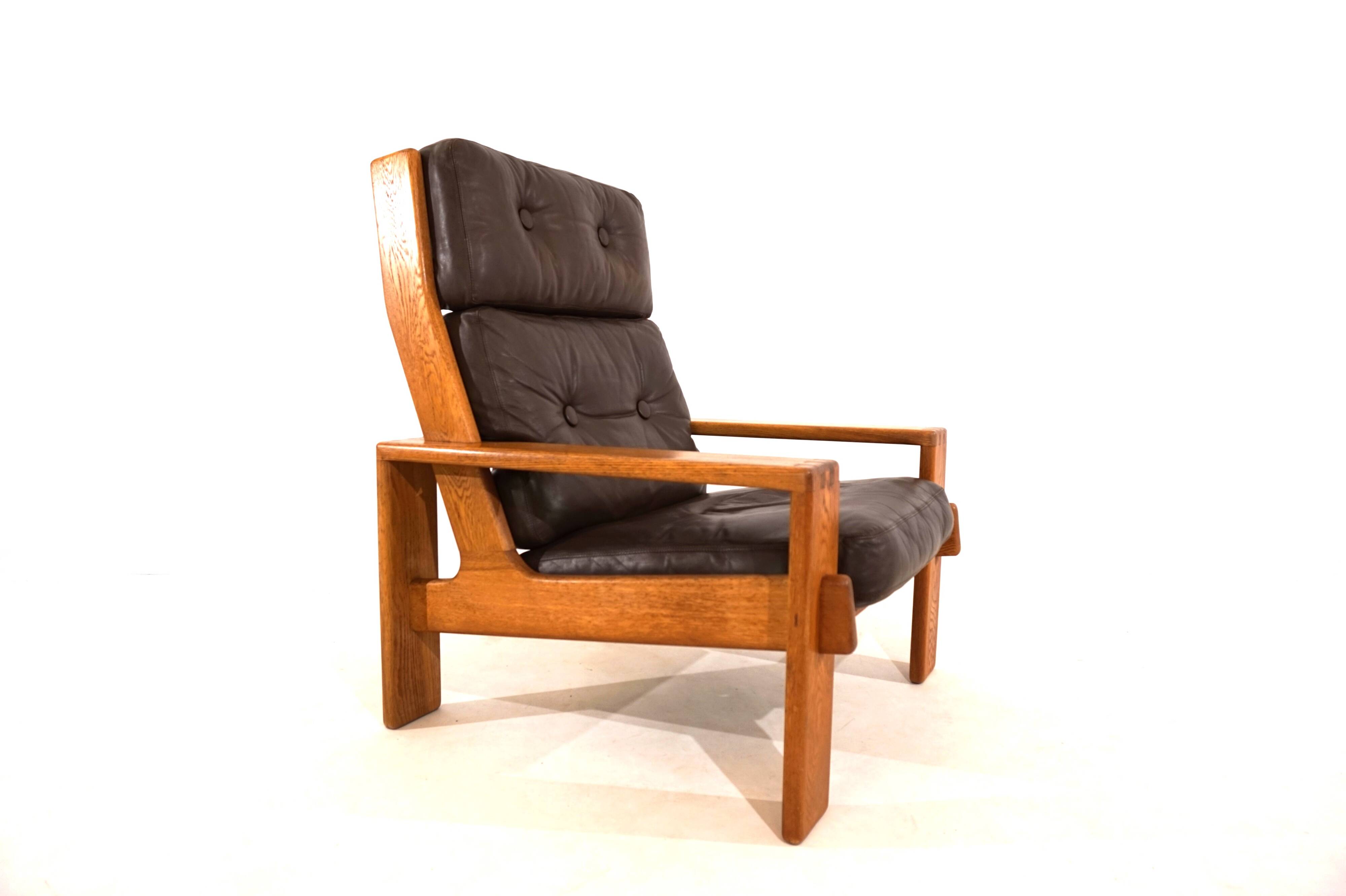 Fauteuil en cuir marron à dossier haut Asko Bonanza par Esko Pajamies