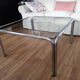 Table basse carrée vintage années 70 plateau en verre transparent et pieds chromé
