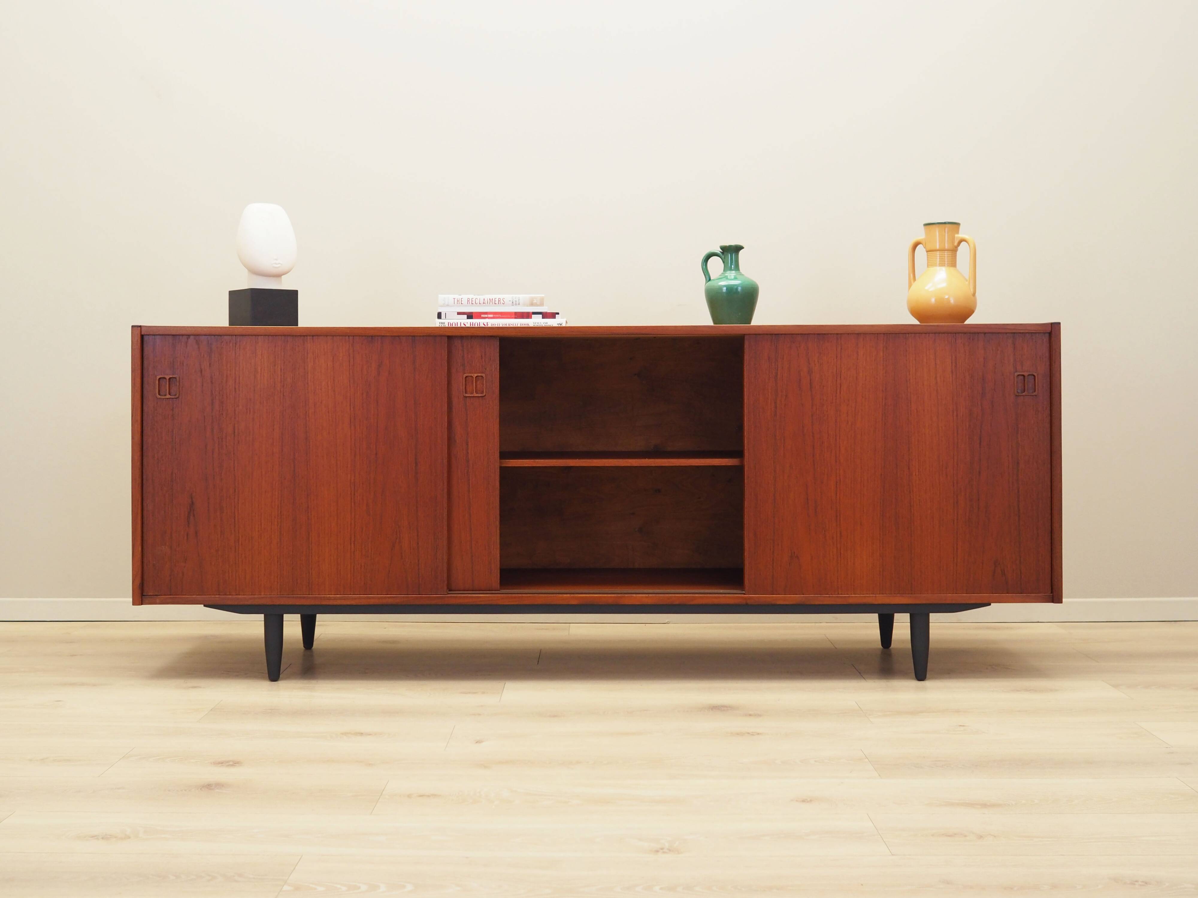 Buffet en teck, design danois, années 1970, production : Danemark
