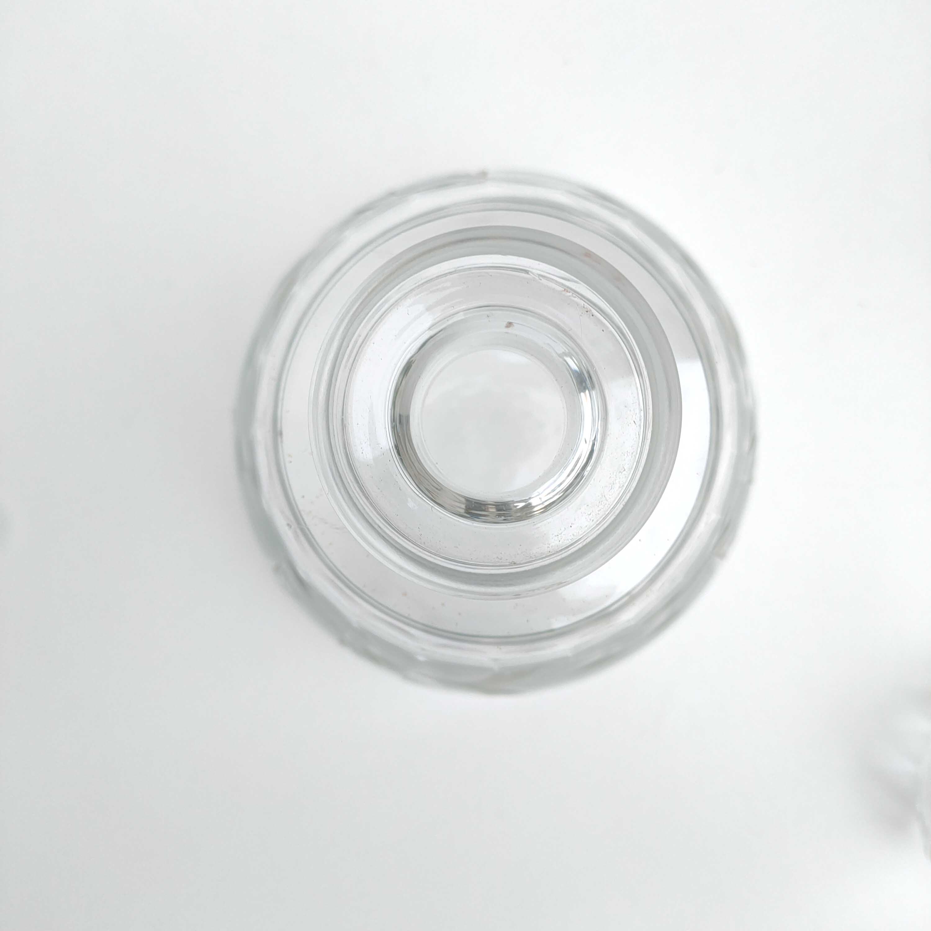 Set of 2 chiseled glass decanters with cap