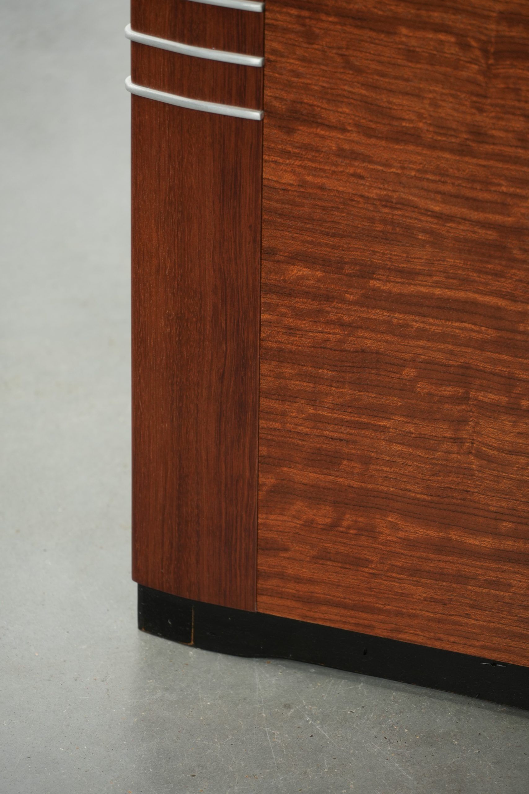 Ensemble de luxe de 2 tables d'appoint/à café en forme de triangle au design Art Déco.