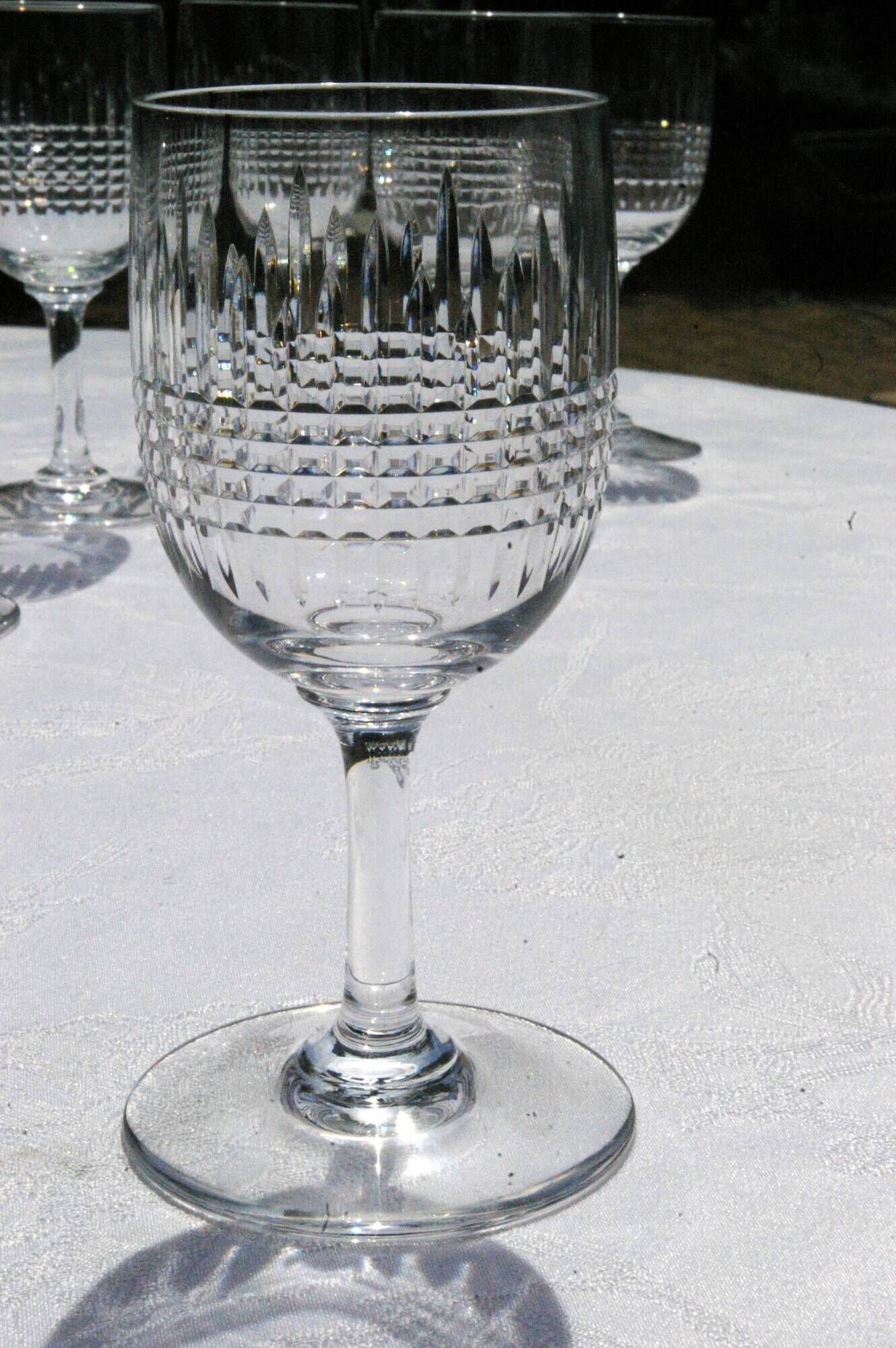 BACCARAT NANCY - 12 Glasses of white wine in cut crystal - Signed - H 12,5cm