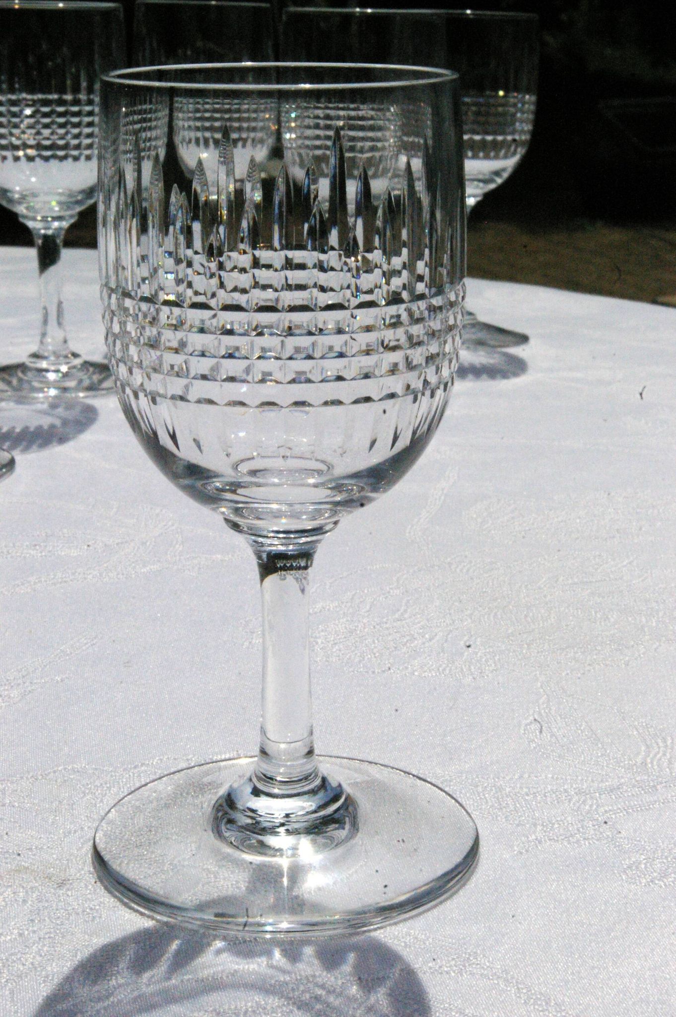 BACCARAT NANCY - 12 Glasses of white wine in cut crystal - Signed - H 12,5cm