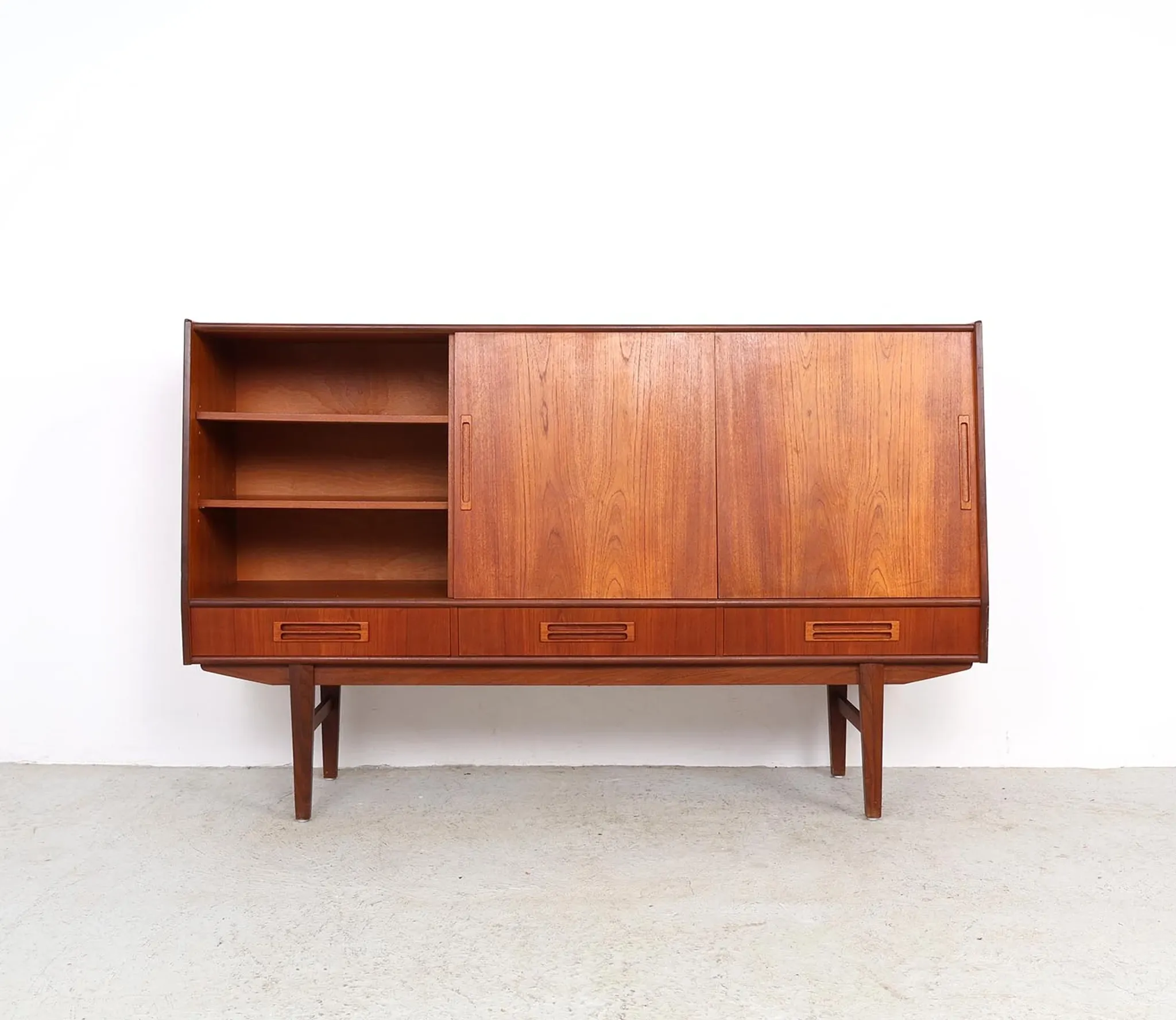 Buffet en teck de design danois avec section bar, années 1960.