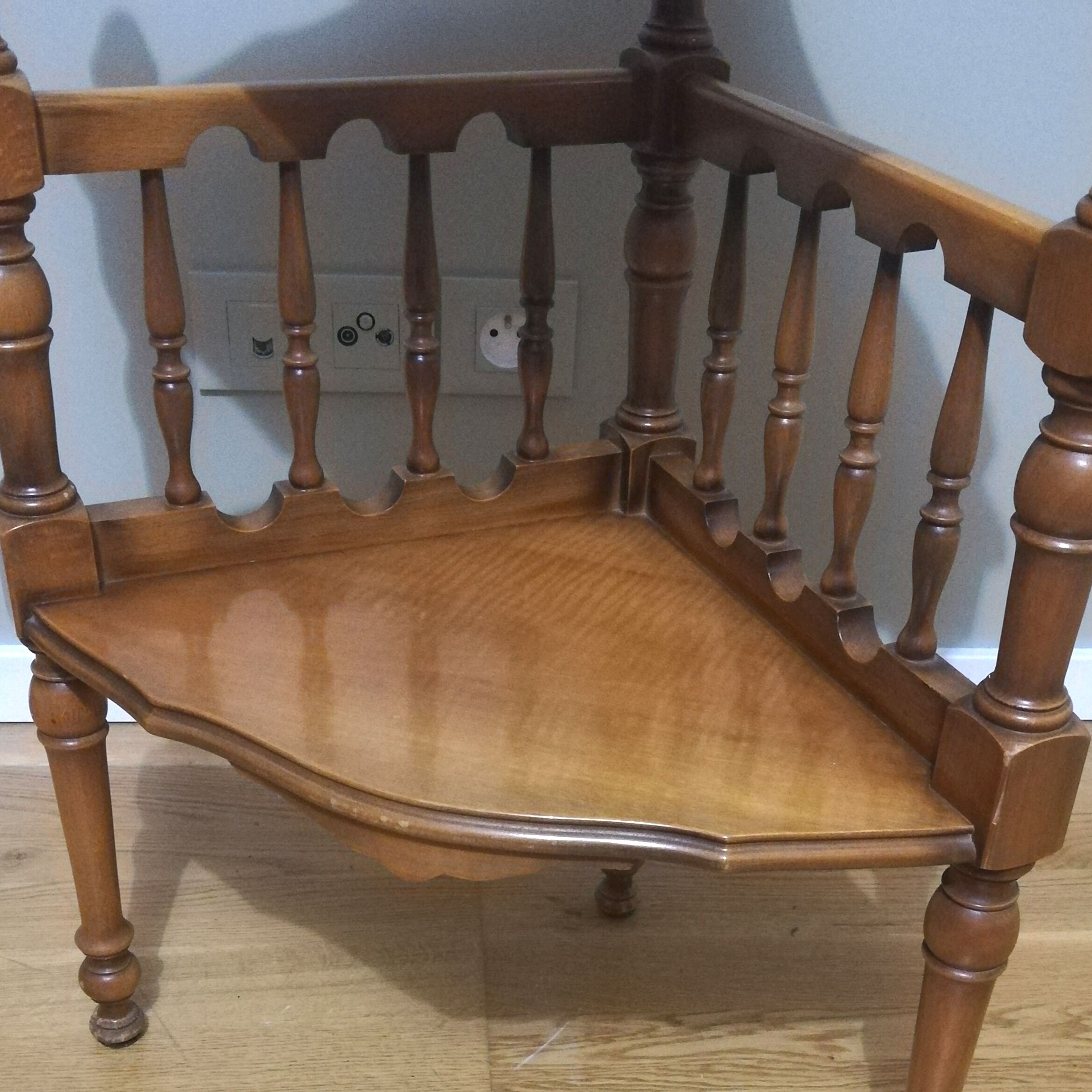 Cherry wood corner pedestal table