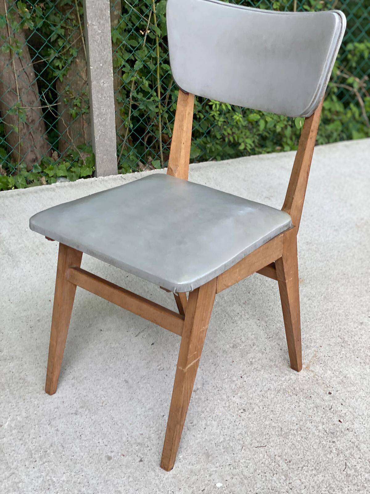 Scandinavian office chair in solid wood and gray skai leather