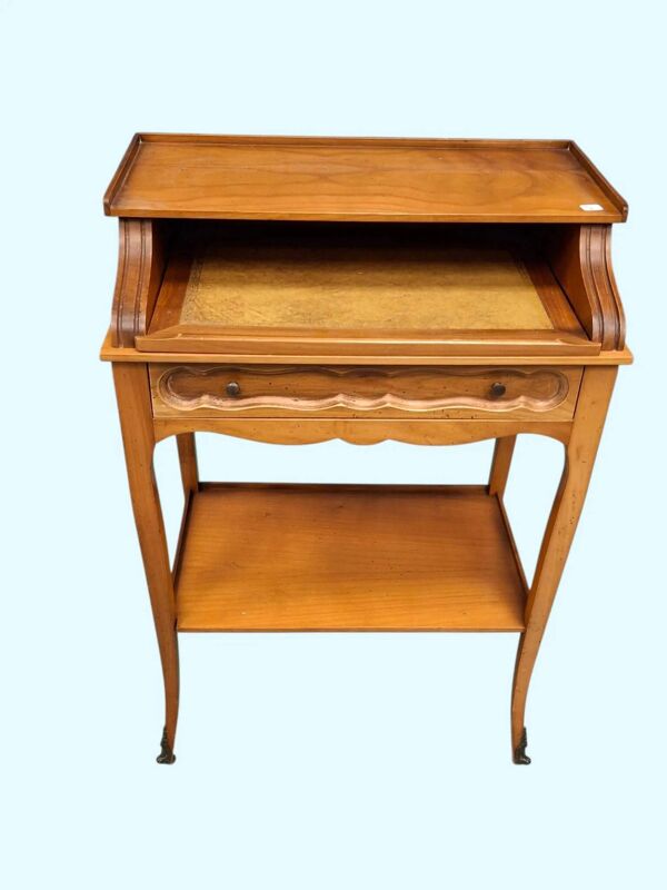 Petite table de salon style Louis XV – bois verni & sabot régulé