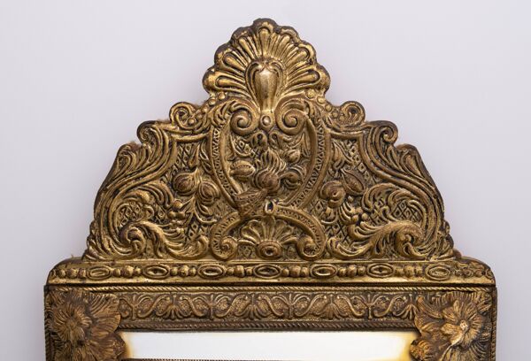 Miroir suspendu en laiton néerlandais ancien orné en repoussé pour cabinet d'entrée