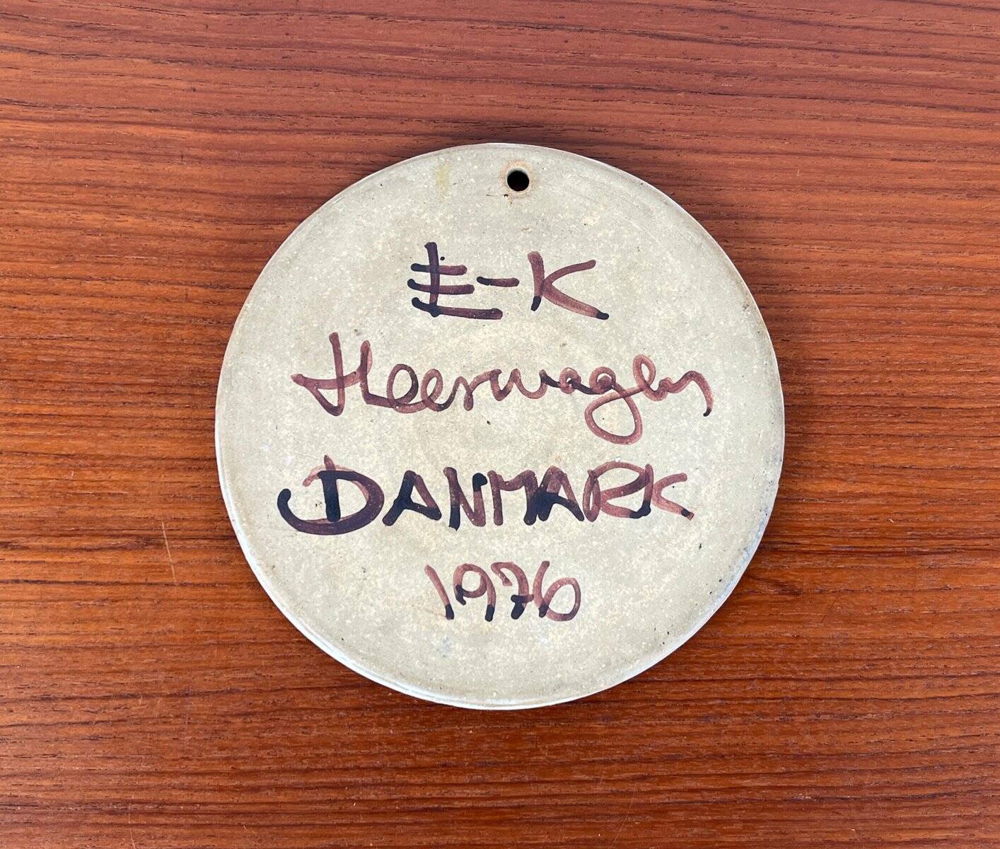 Mid-century Danish studio wall plate in pottery with bird design by Erling & Karin Heerwagen, 1976.