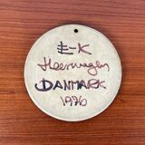 Mid-century Danish studio wall plate in pottery with bird design by Erling & Karin Heerwagen, 1976.