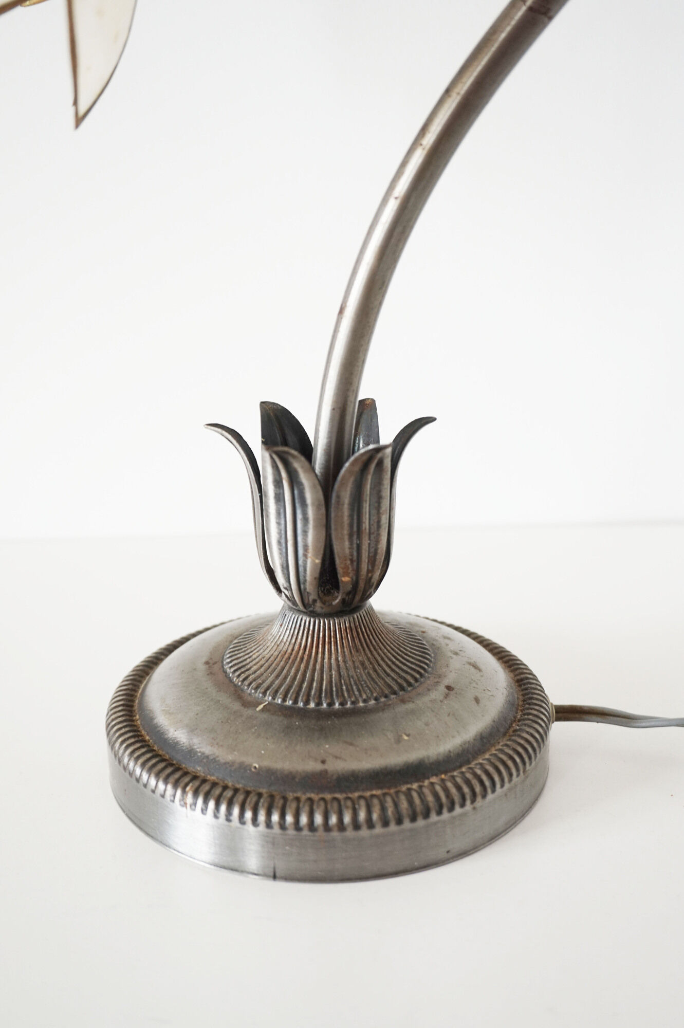 Metal flower lamp and ancient mother-of-pearl