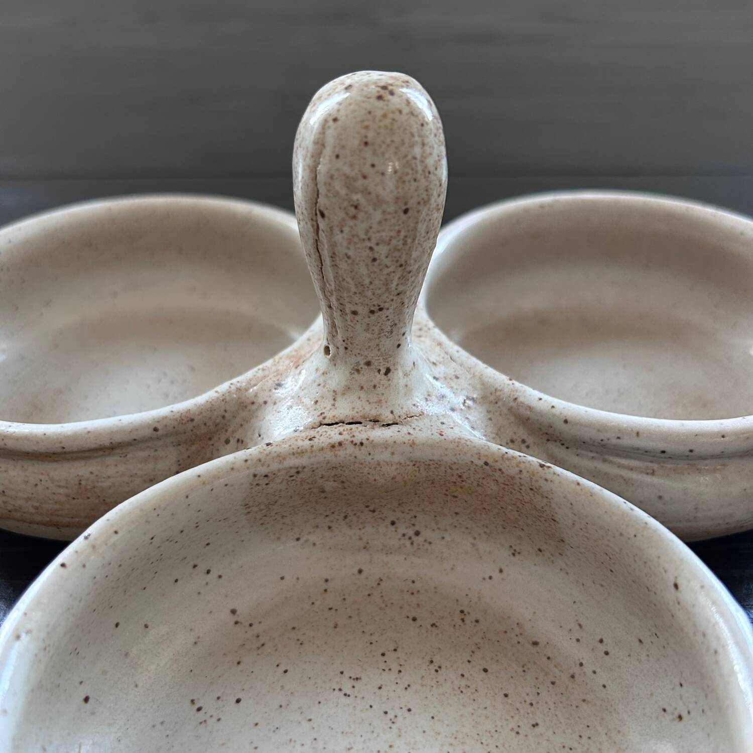 Beige stoneware servant