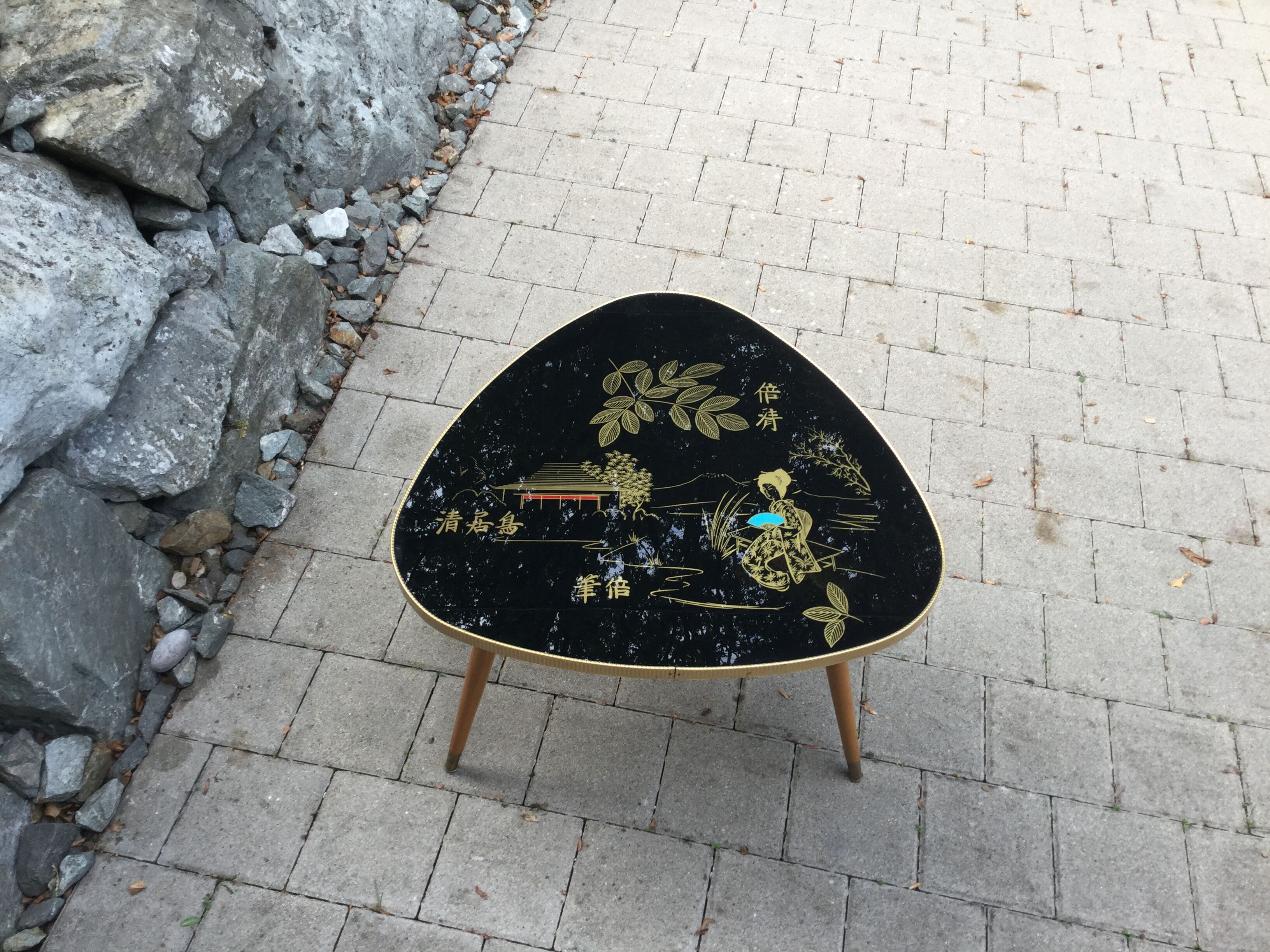 Tripod table presentation