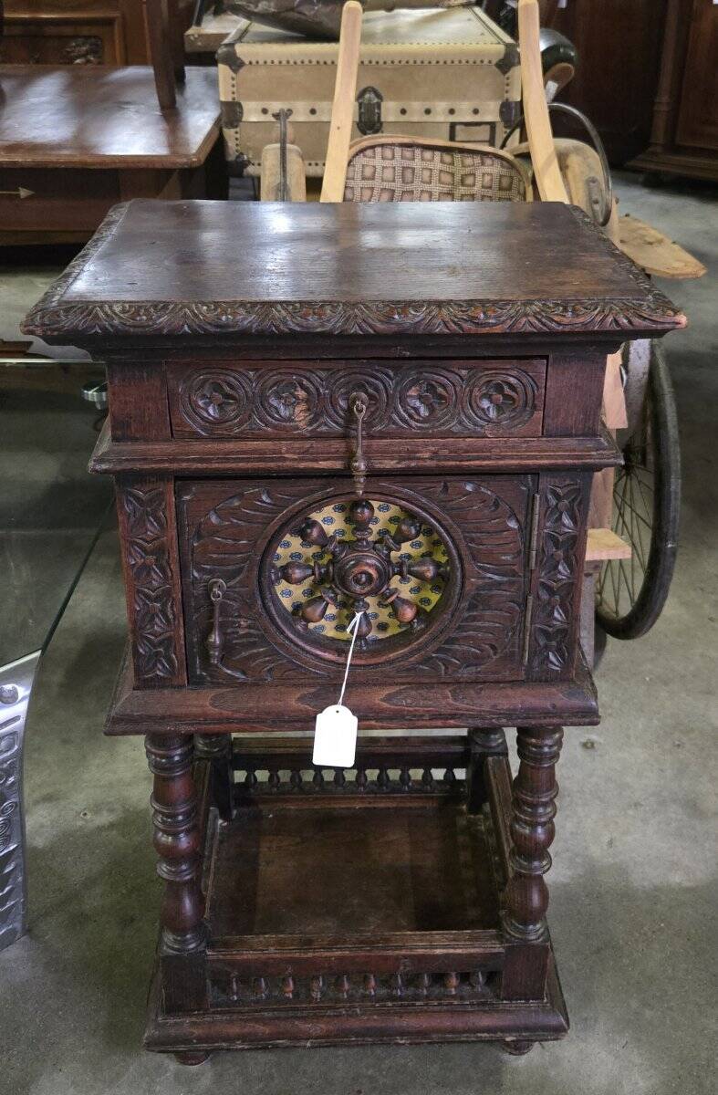 Meuble d’appoint / chevet Breton ancien en chene sculpté / XIXeme