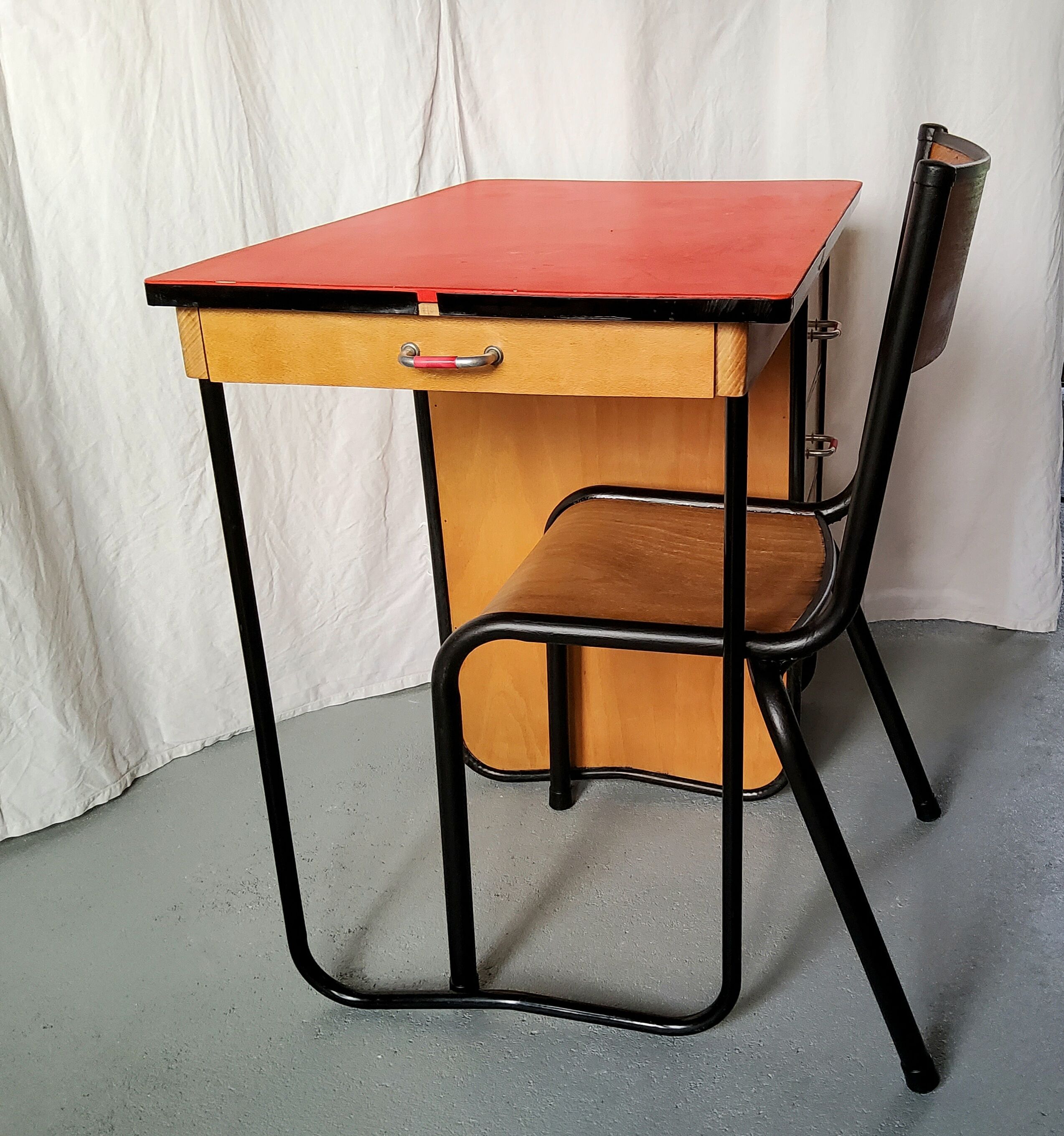 Teen desk and its chair