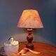 Lampe à poser abat jour toile de Jouy crème/rose, pied bois tourné 1960