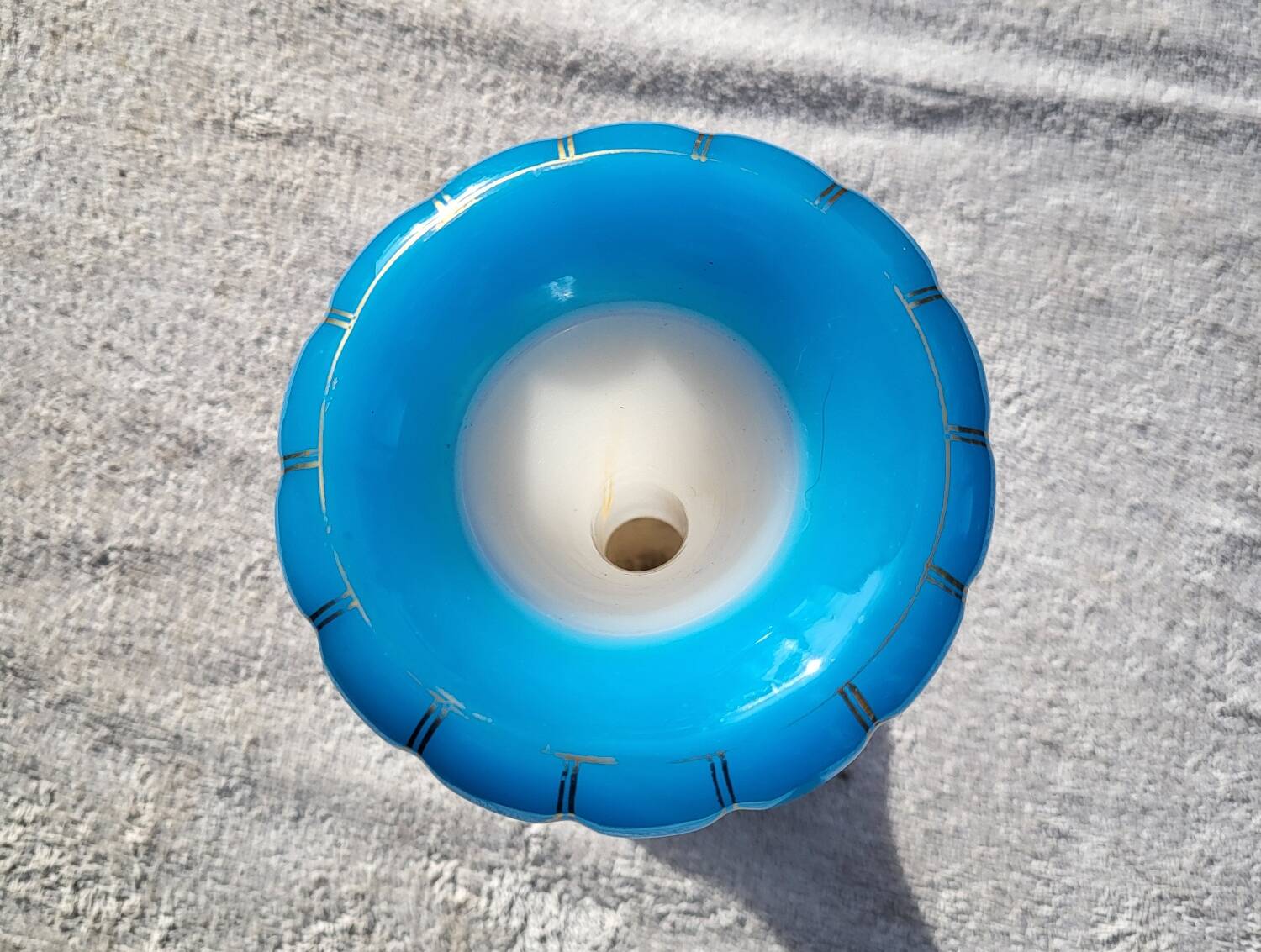 Vase in soapy opaline and flag blue corolla