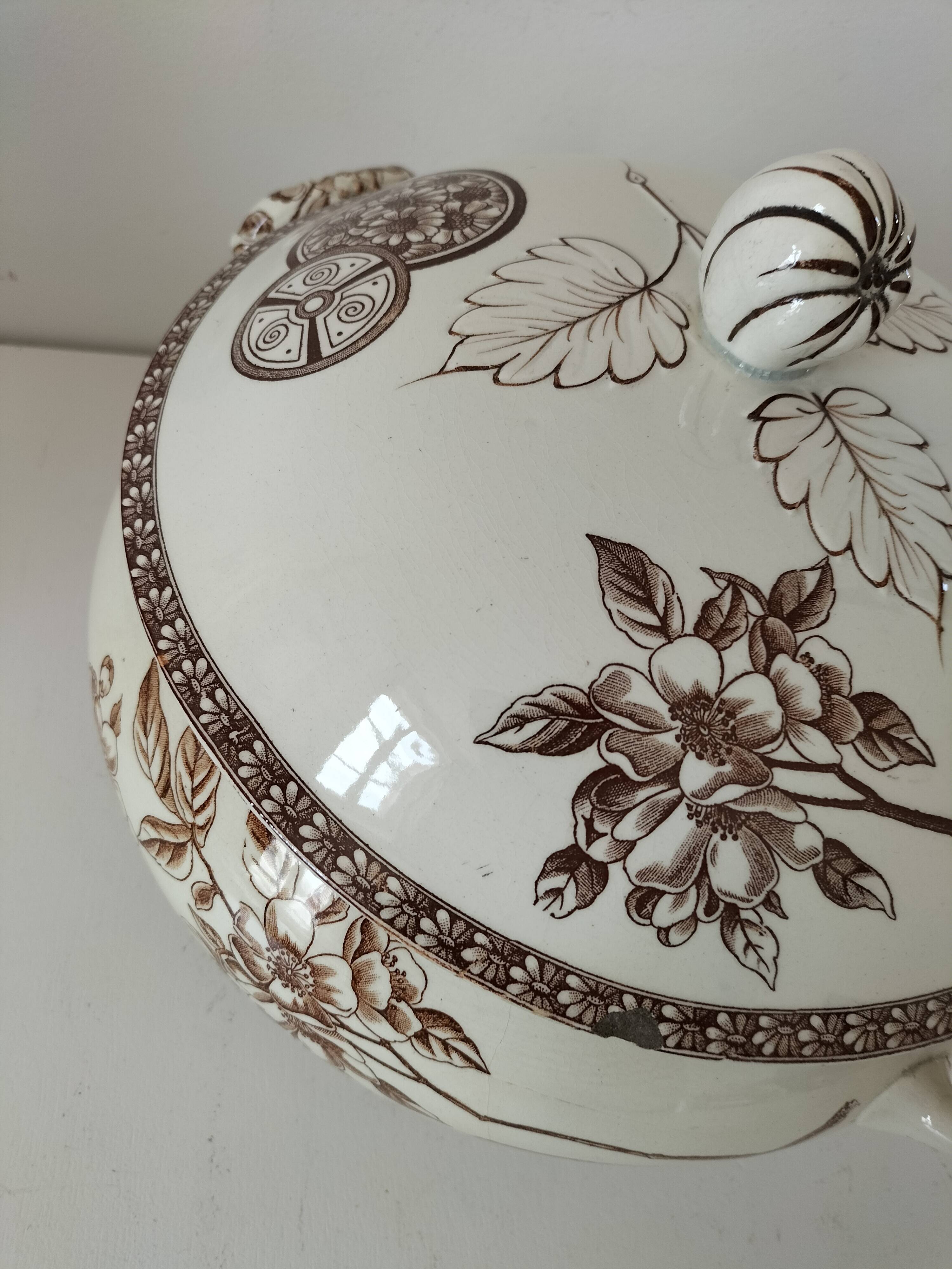 Soupière ancienne en terre de fer – décor "Marguerite", Grand Dépôt Paris