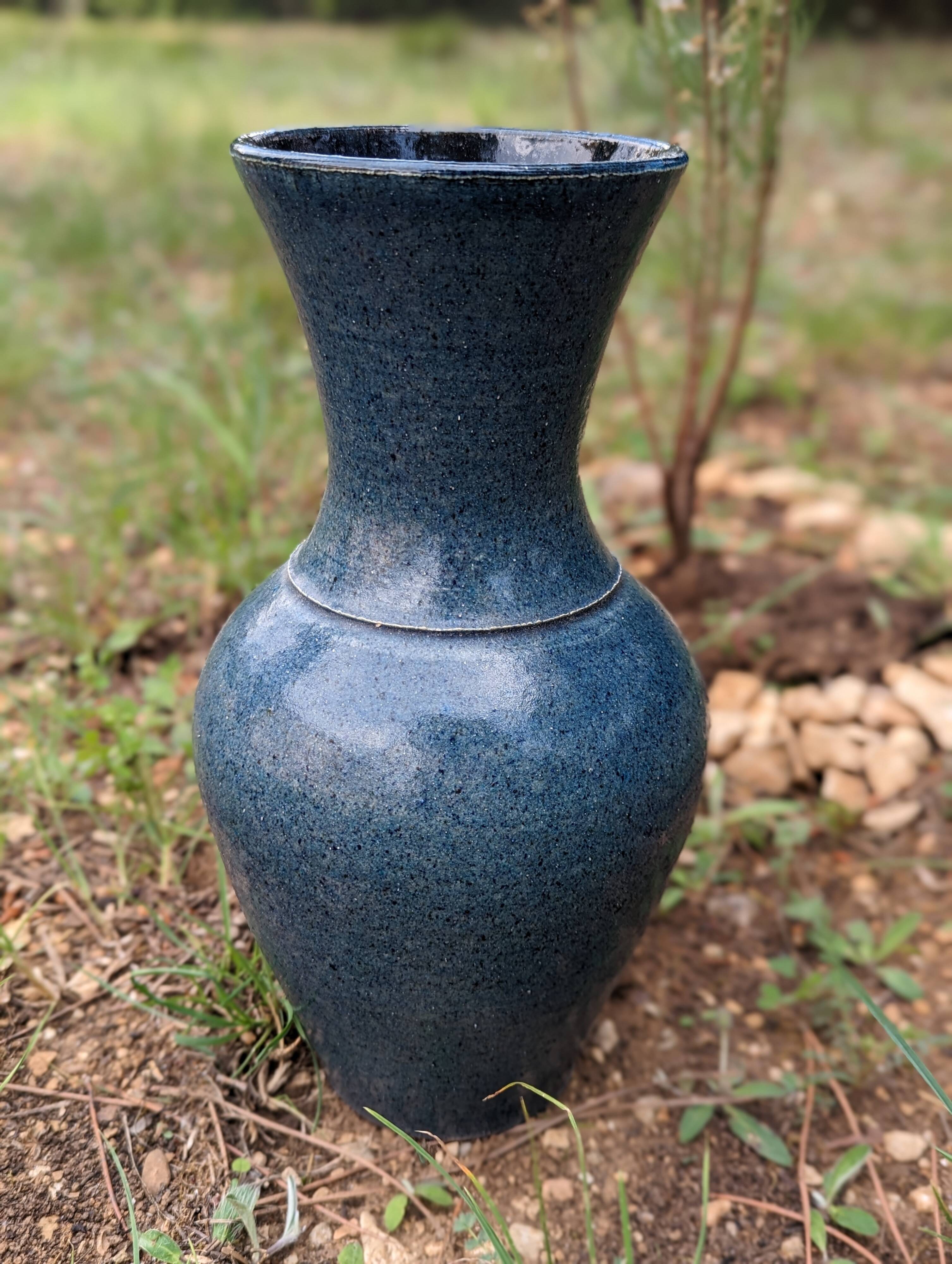 Accolay, ceramic vase