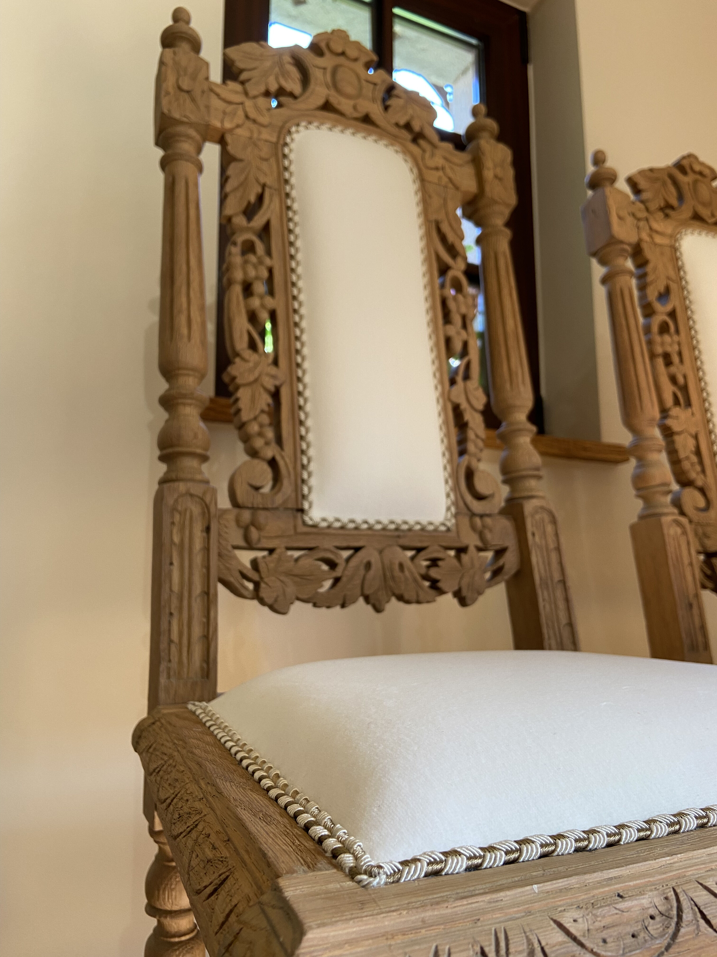 Set of 2 wooden chairs