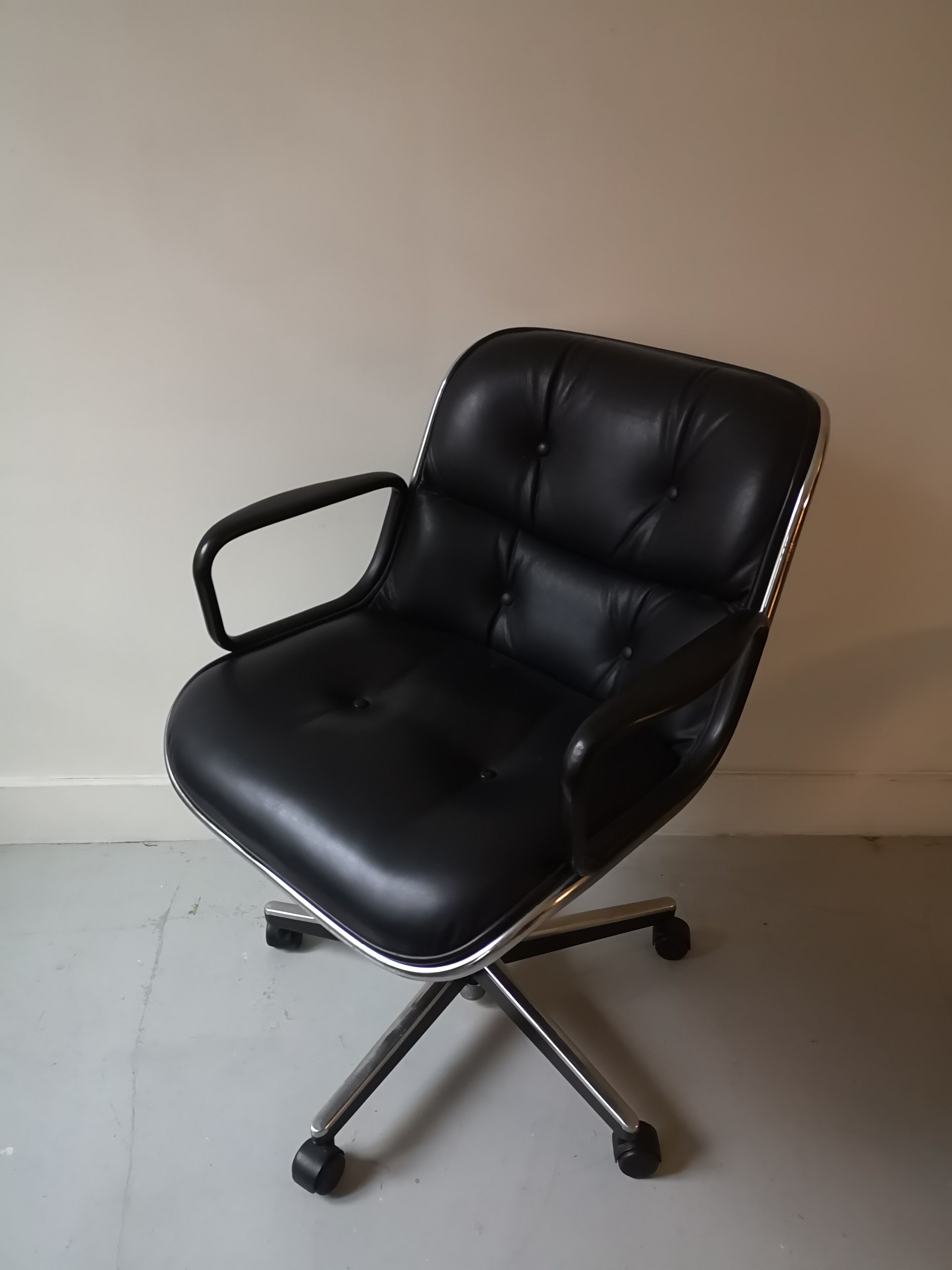 Black leather office chair by Charles Pollock for Knoll,1970