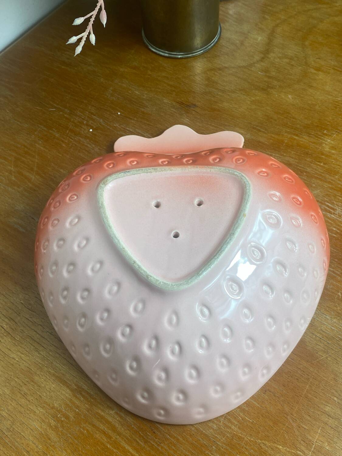 Strawberry-shaped salad bowl in slip