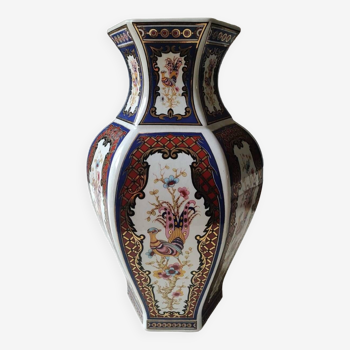 Vase Chinois Hexagonal. Style Imari. Motifs paons/peacock et floral. Haut 36 cm