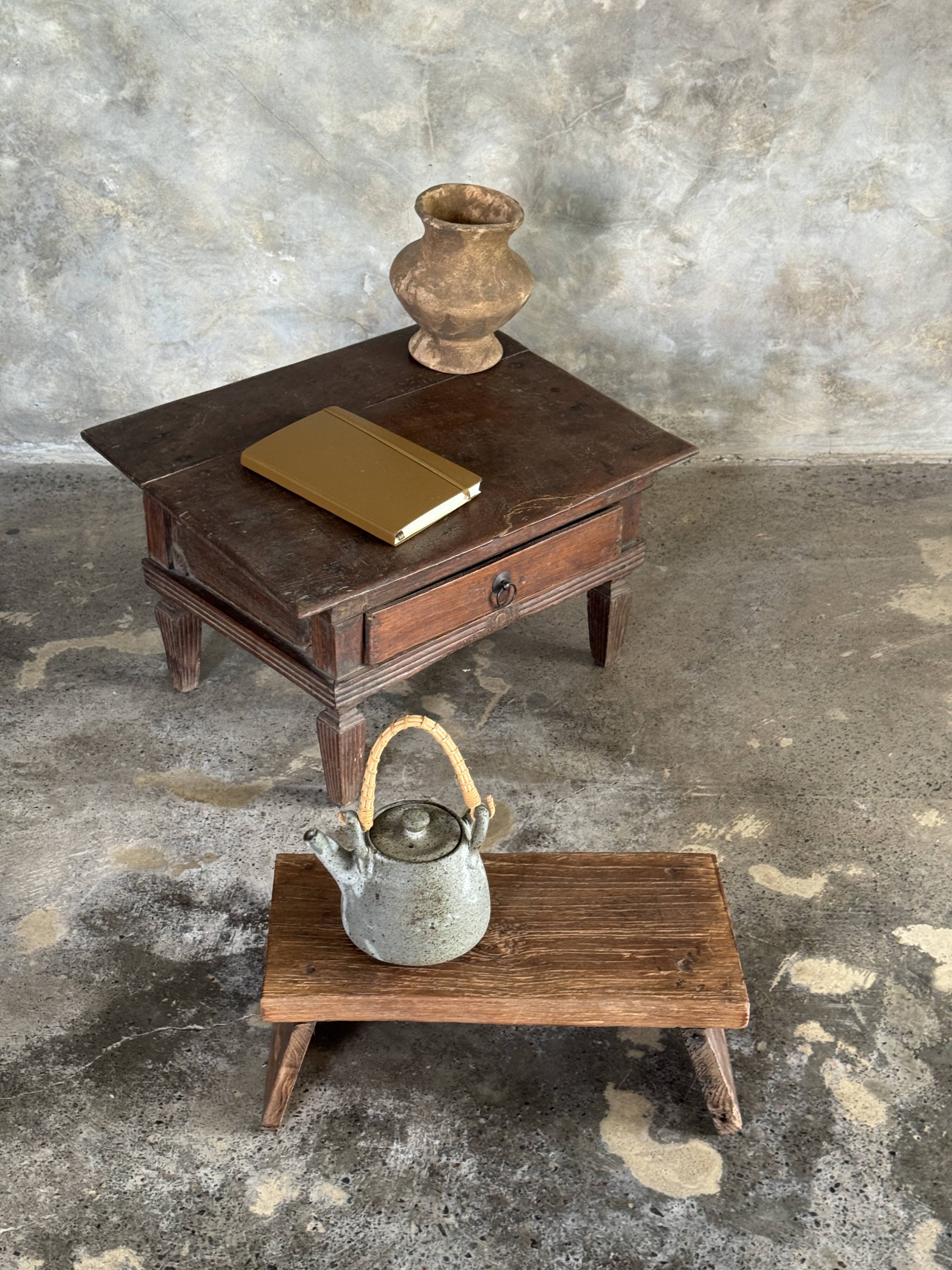 Petit écritoire table basse ancienne indonésienne en teck H33 40,5x55