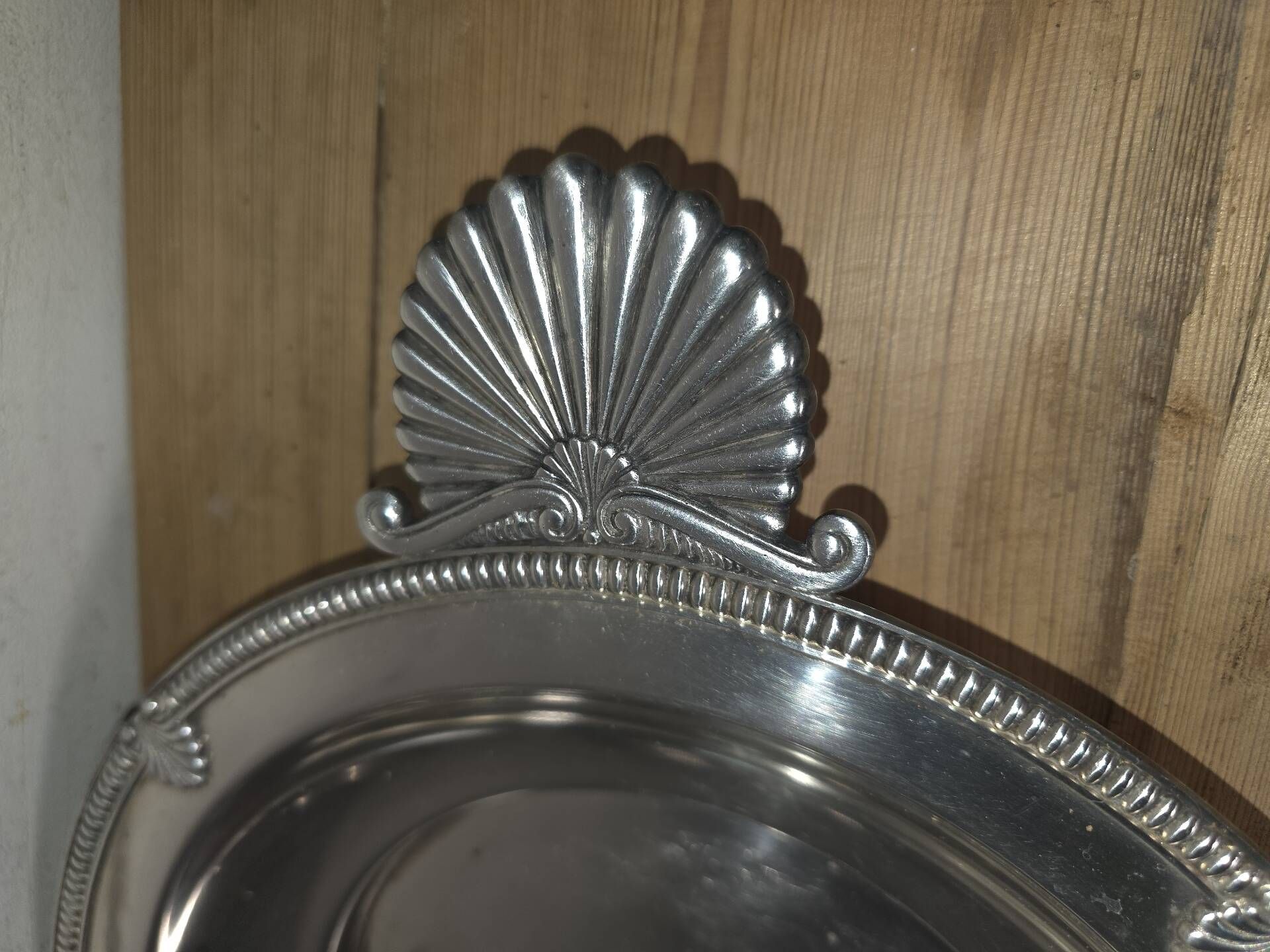 Silver-plated tray with shells