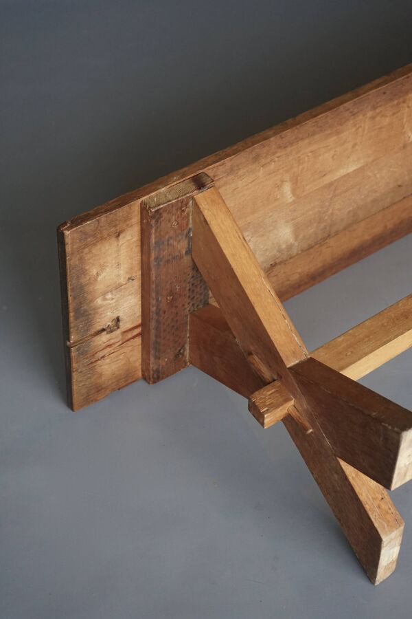 Paire de bancs rustiques de style ferme en bois de cerisier et de chêne, structure en X, années 1940