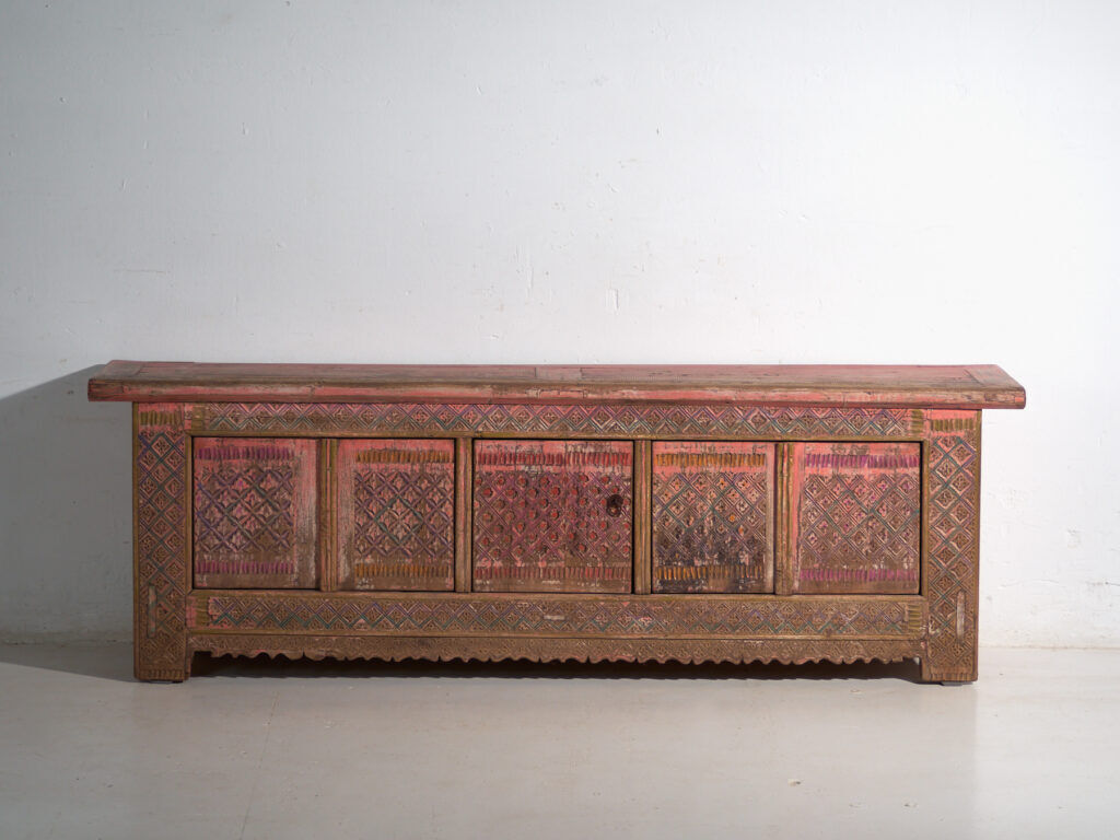 Buffet ancien bas sculpté en bois de sapin – Chine, vers 1930