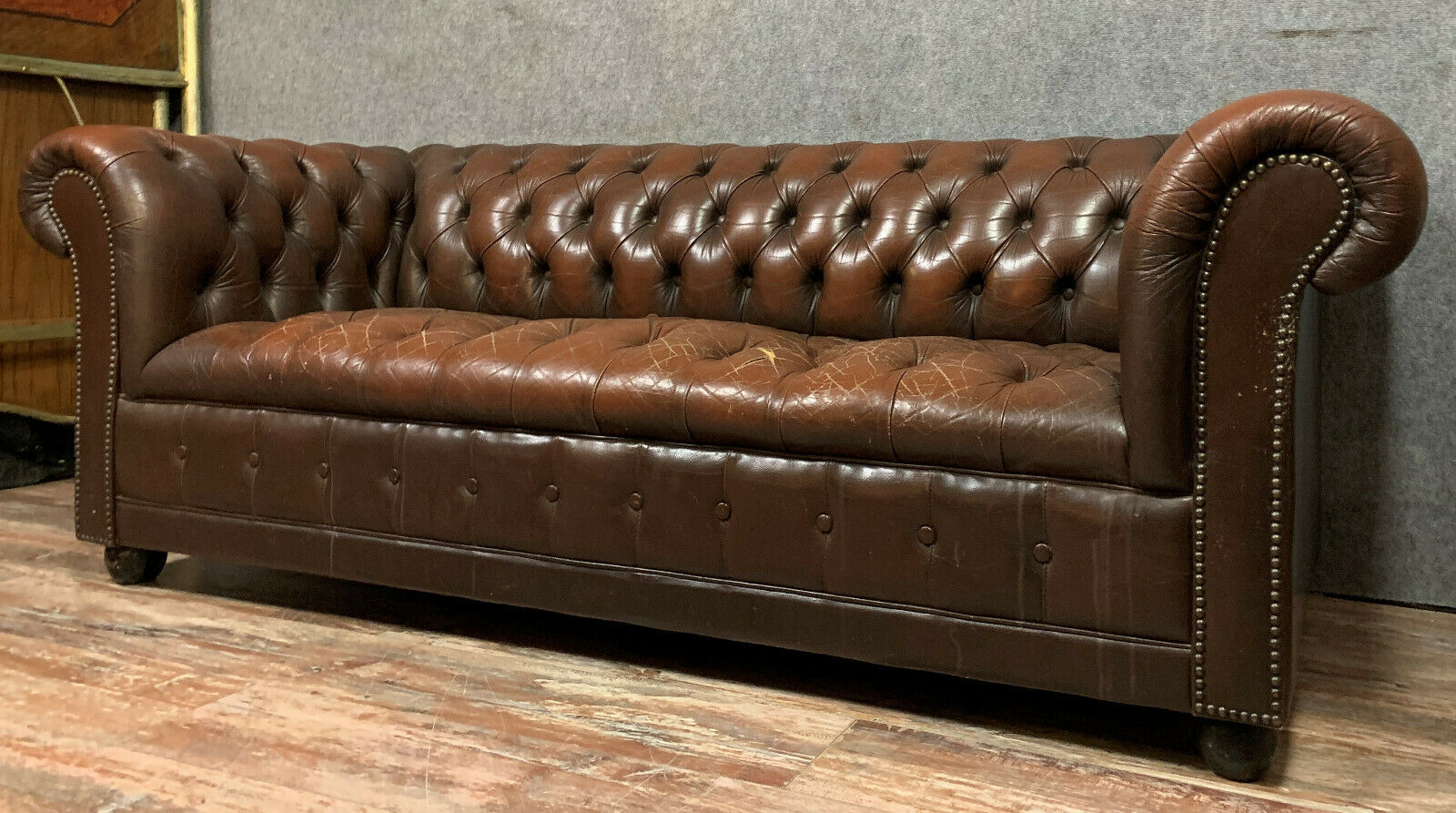 Chesterfield bench in Art Deco leather around 1920-1940