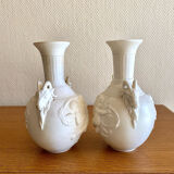 Paire de vases en biscuit decor putti et tête de bélier