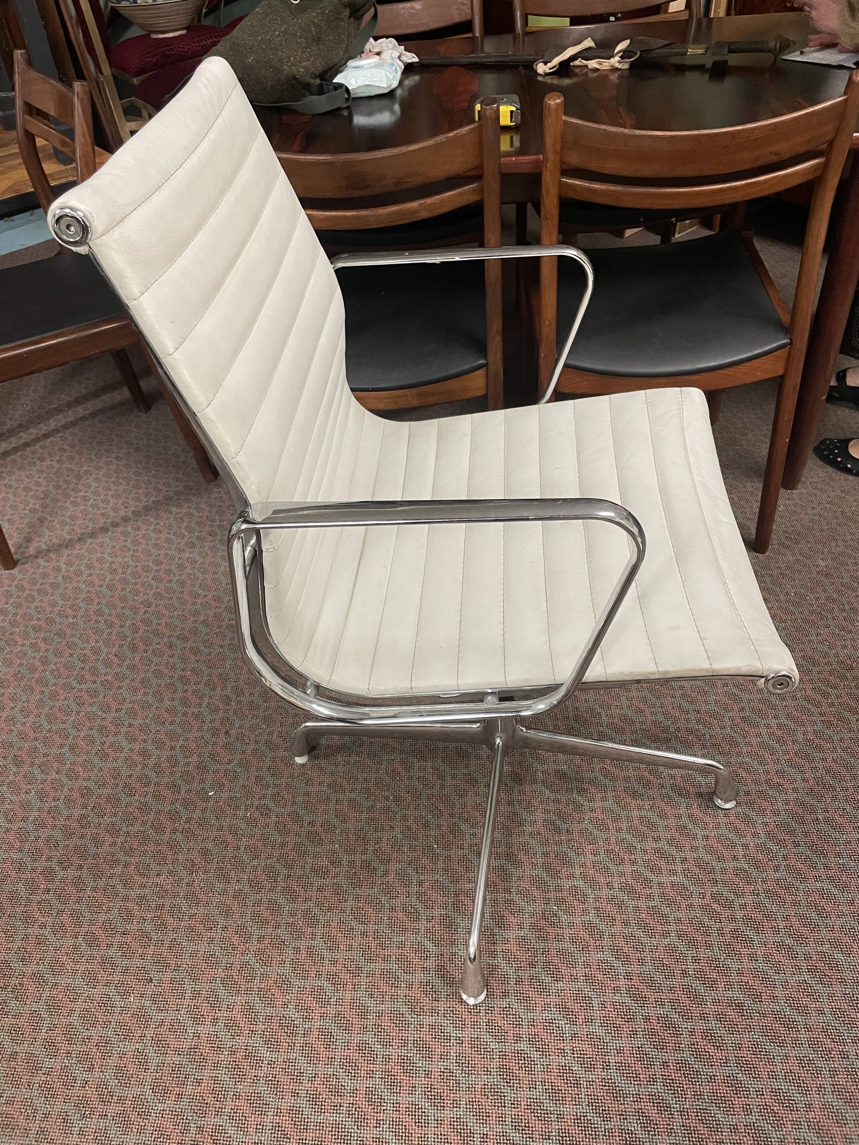 Suite of 4 armchairs in white Ray and Charles Eames leather
