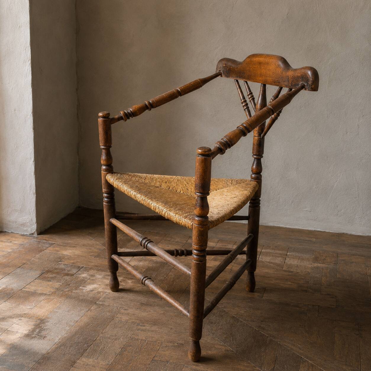 Chaise d'angle ancienne à assise en paille, vers 1880–1910