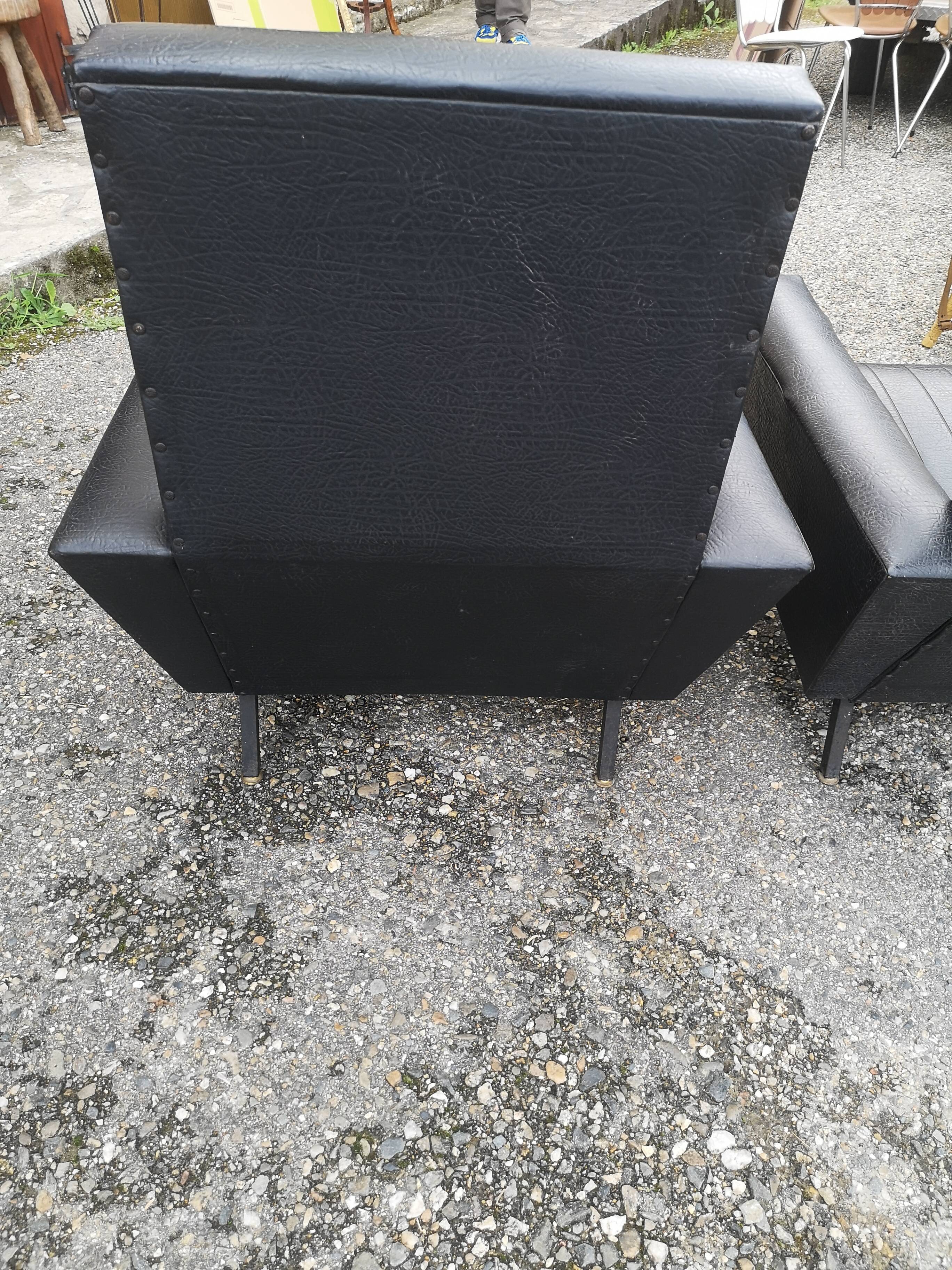 Paire de fauteuils skaï années 60