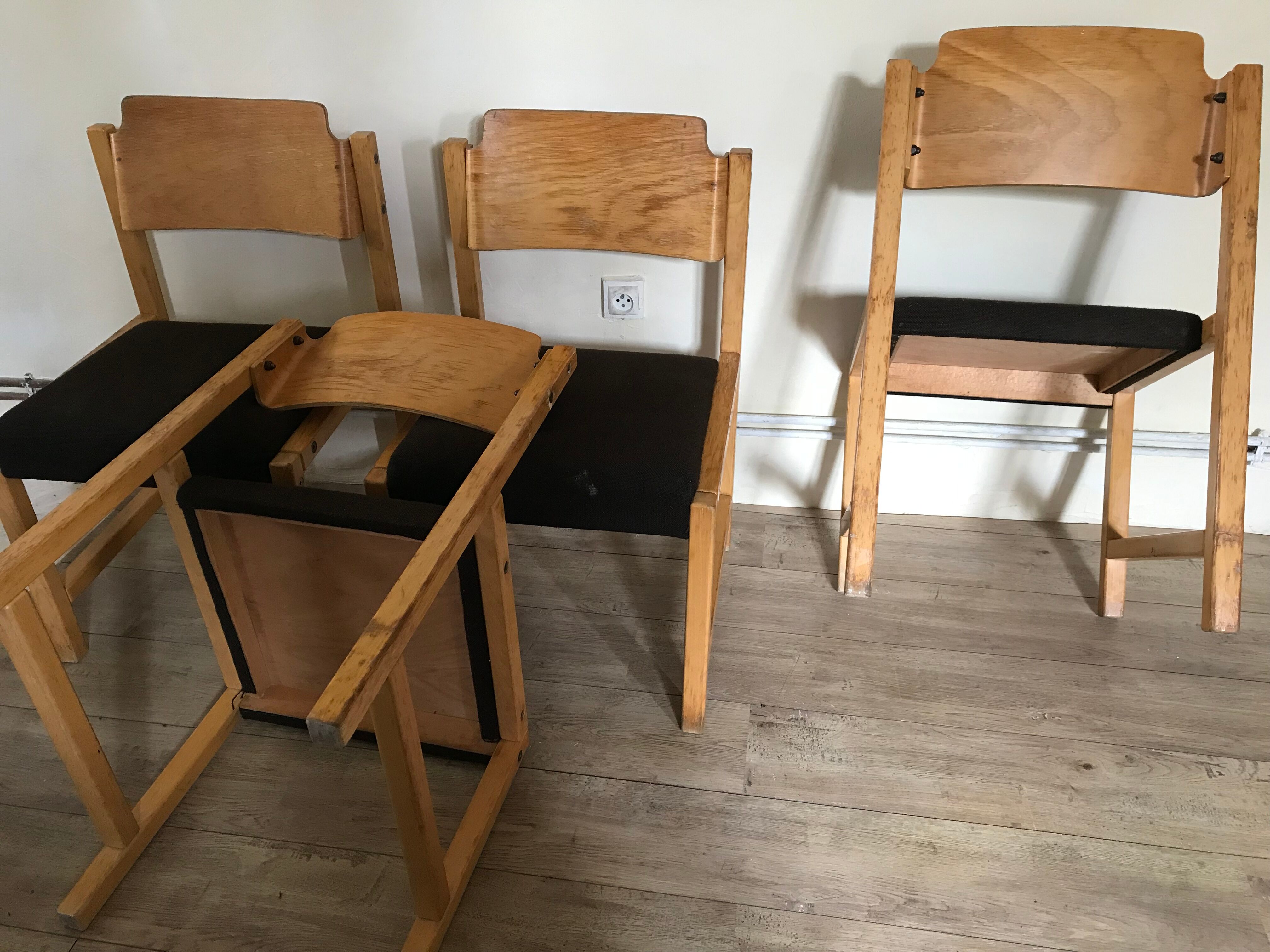 Set of 4 vintage chairs 1980's in beech, thermoformed on the back