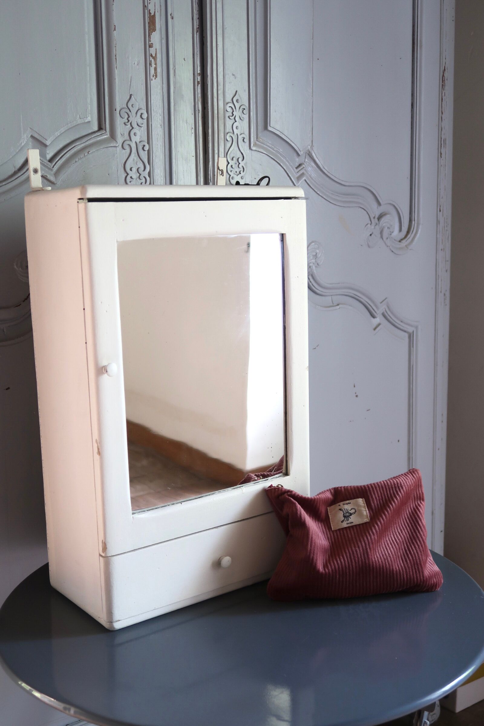 Armoire à pharmacie avec miroir