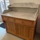 Meuble de toilette sablé en pitchpin