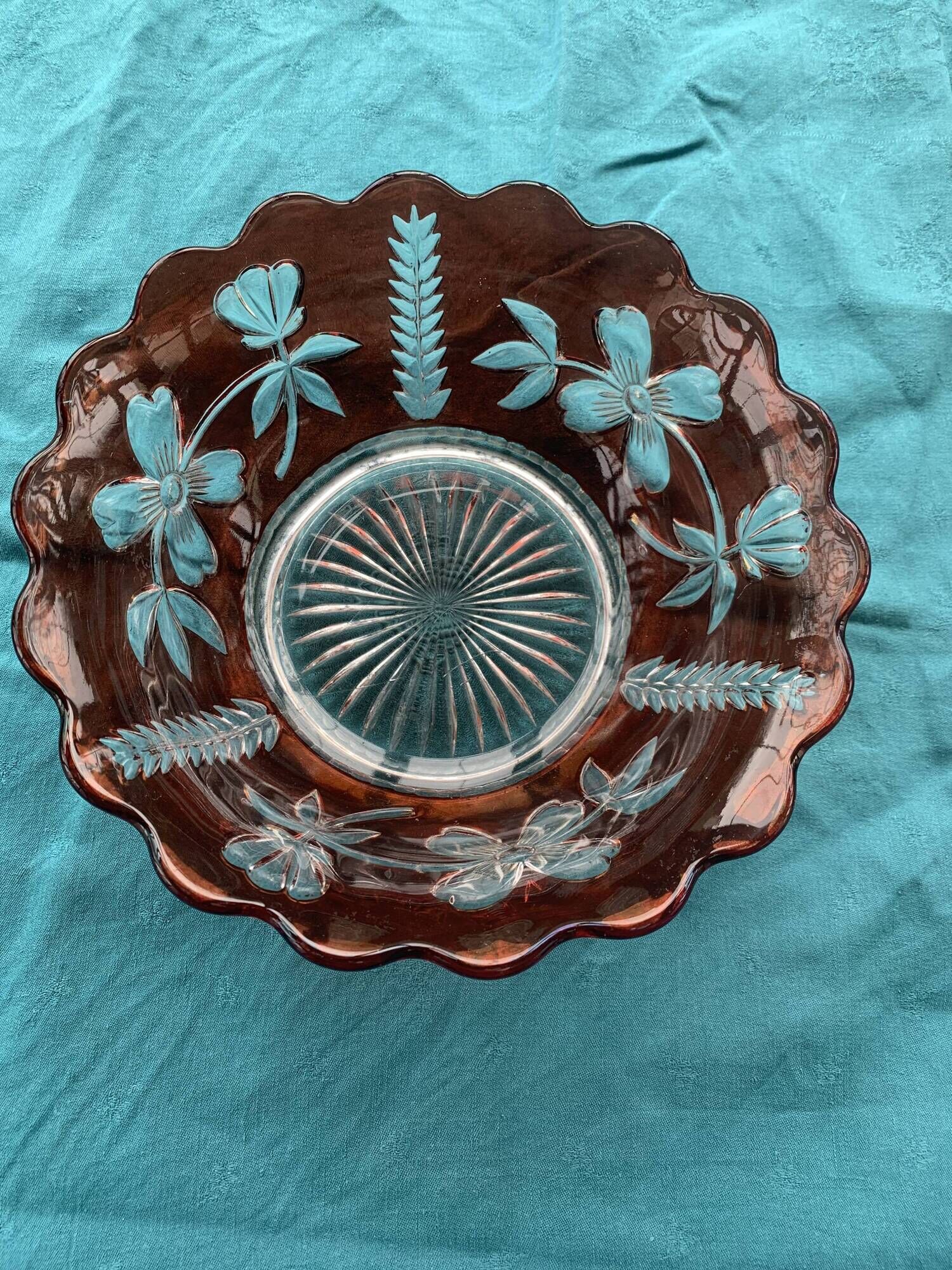 Red and transparent glass bowl with floral motifs and vintage wheat cobs