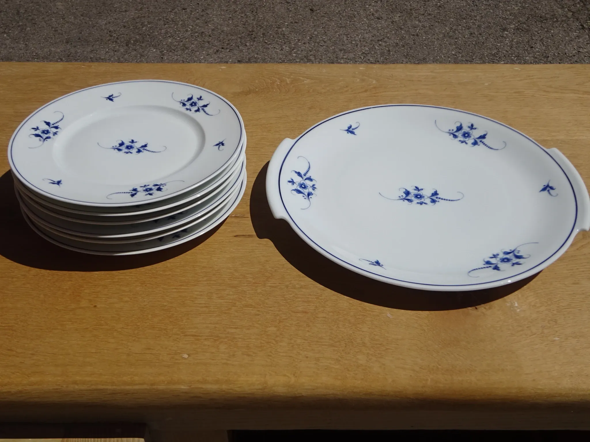 Fine Limoges porcelain dessert service: dish and 12 plates.
