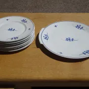 Fine Limoges porcelain dessert service: dish and 12 plates.