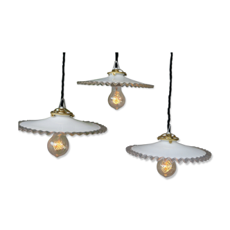 Suspension avec abat jour en opaline à dentelle