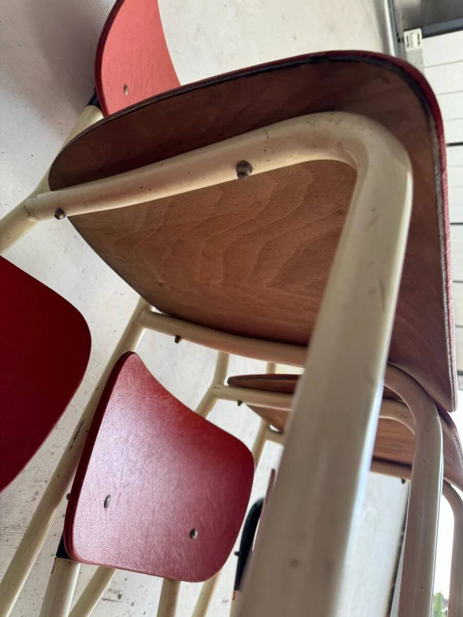 Set de 5 chaises Brabantia en contreplaqué laqué rouge et métal crème, design néerlandais des années 1960.