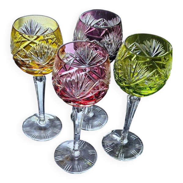 4 verres à vin en cristal taillé coloré