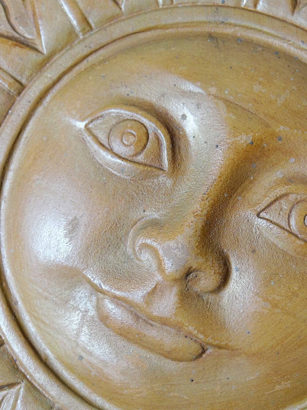 Plaque murale soleil anthropomorphe en terre cuite patinée, Italie 1996