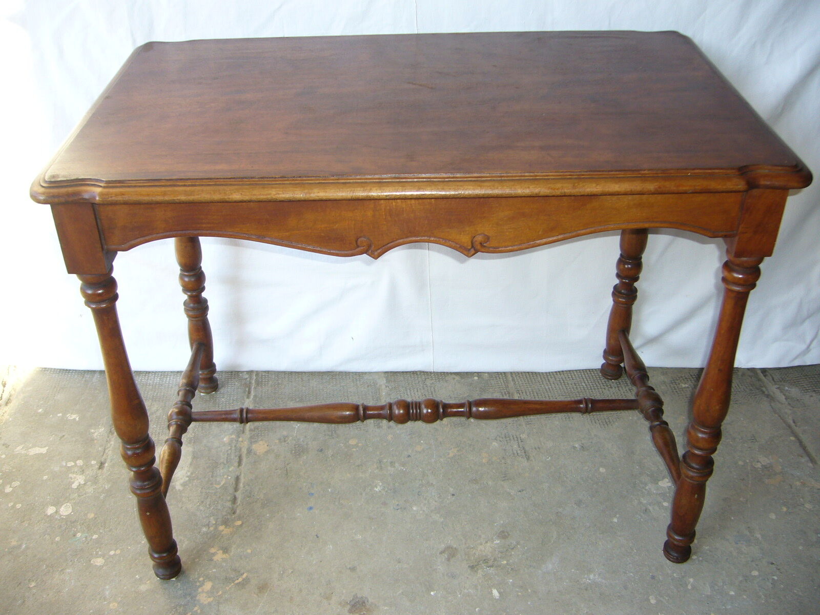 Table d'écriture ancienne en bois à pieds tournés