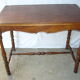 Table d'écriture ancienne en bois à pieds tournés