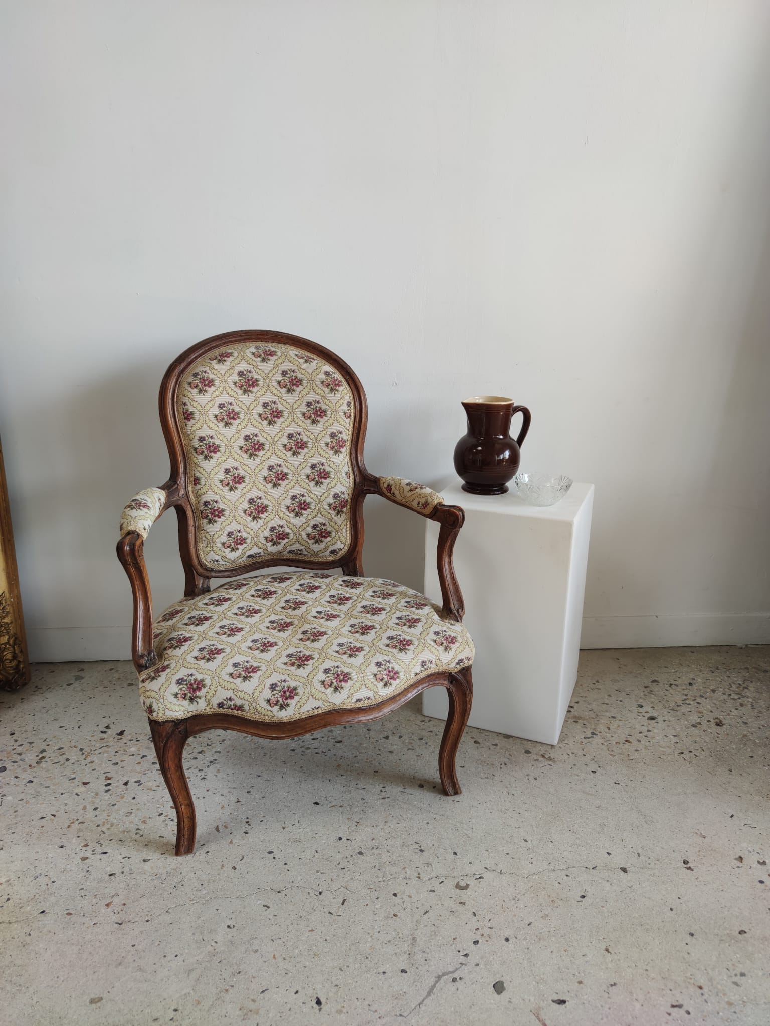 Fauteuil cabriolet de style Louis XVI garniture tapisserie fleurie
