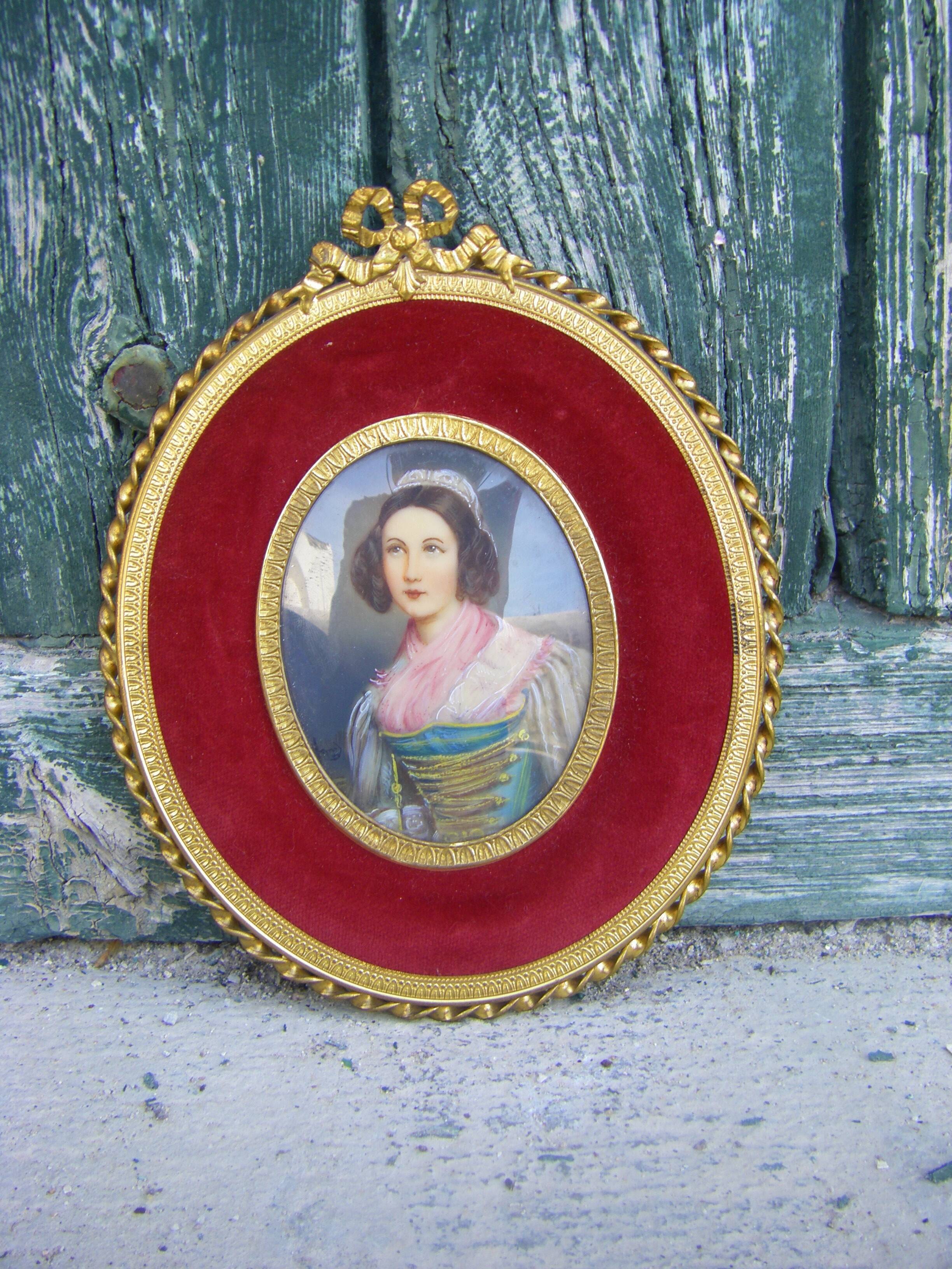 Portrait miniature medallion